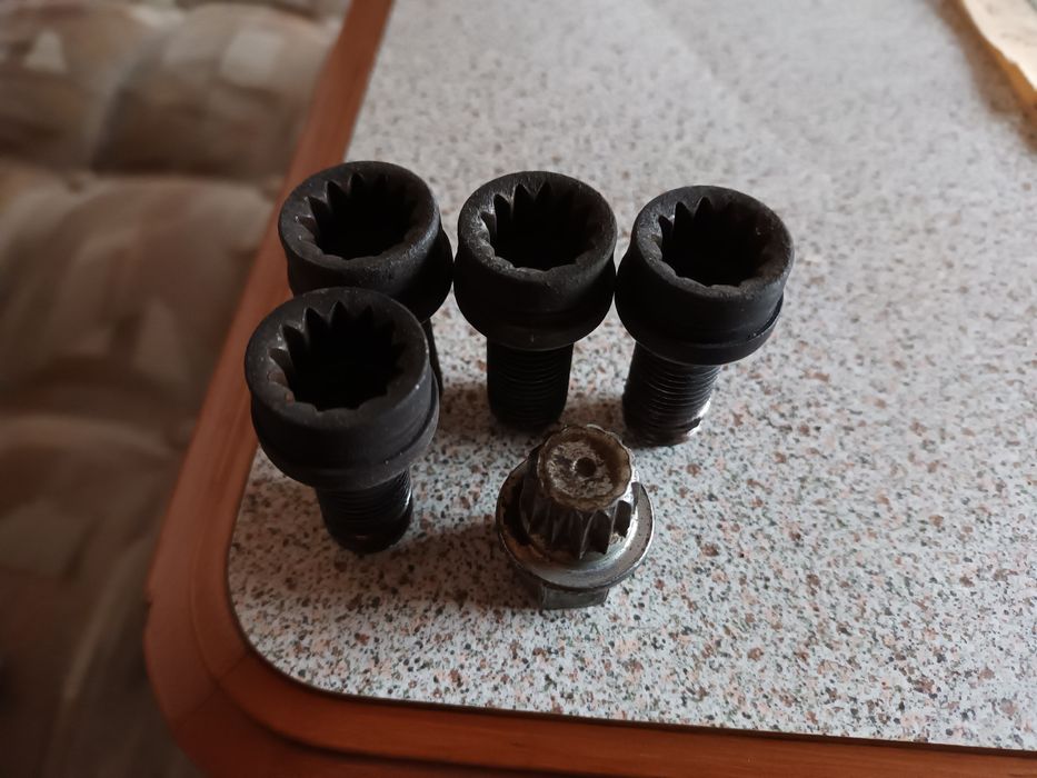 Секретни болтове оригинални за 50лв.