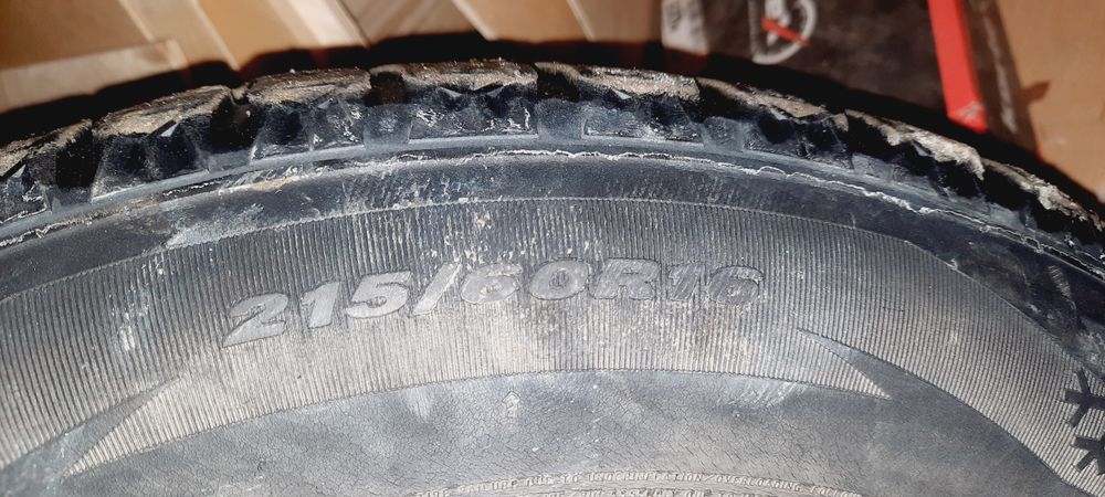 Продам резину NEXEN 215x60x16