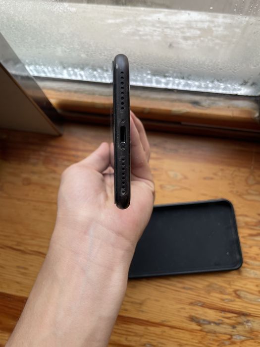 Продам айфон 8+