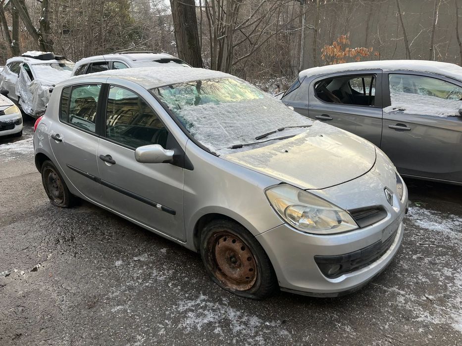 Dezmembrez Renault Clio 3 gri argintiu benzina 2007