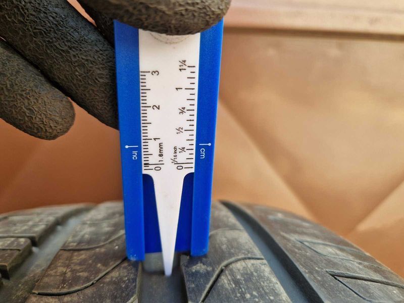 2 Pirelli R21 275/40
летни гуми 
DOT0118