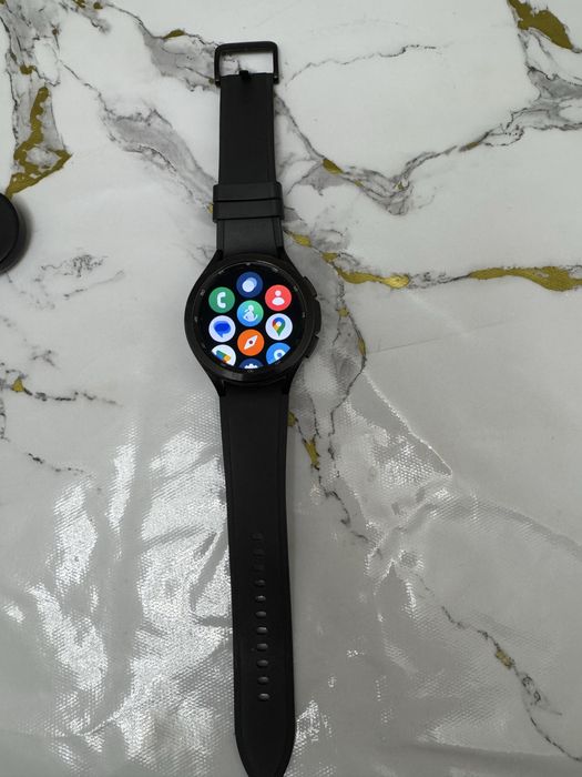 Galaxy Watch 4 Classiic 46 mm в отличном состоянии