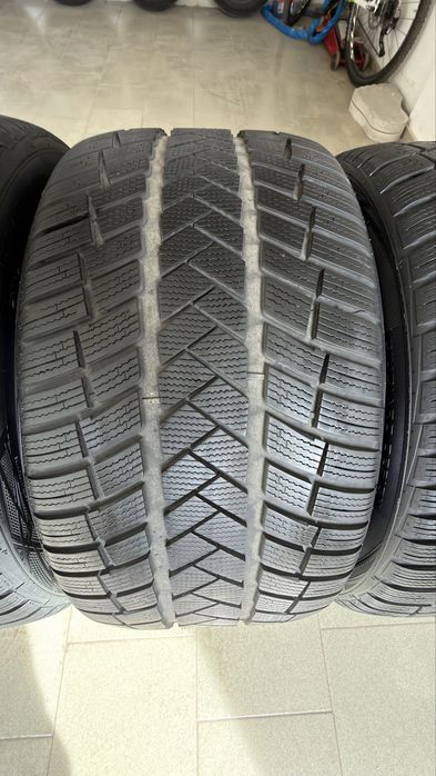 Зимни гуми за GLE 325/35/22  285/40/22 Vredestein