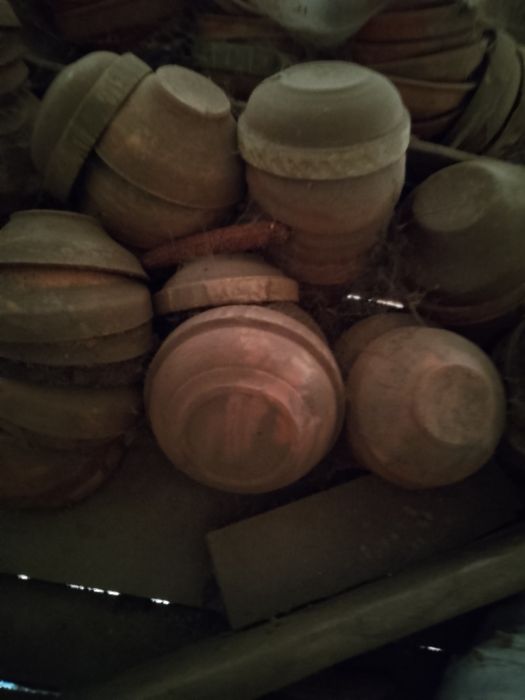 Vând strachina de pământ