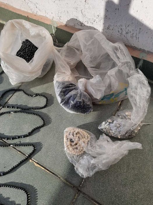 Колиета с мъниста, готови и за нанизване, ниски цени, бели и черни