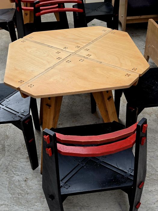 Дървени маси и столове