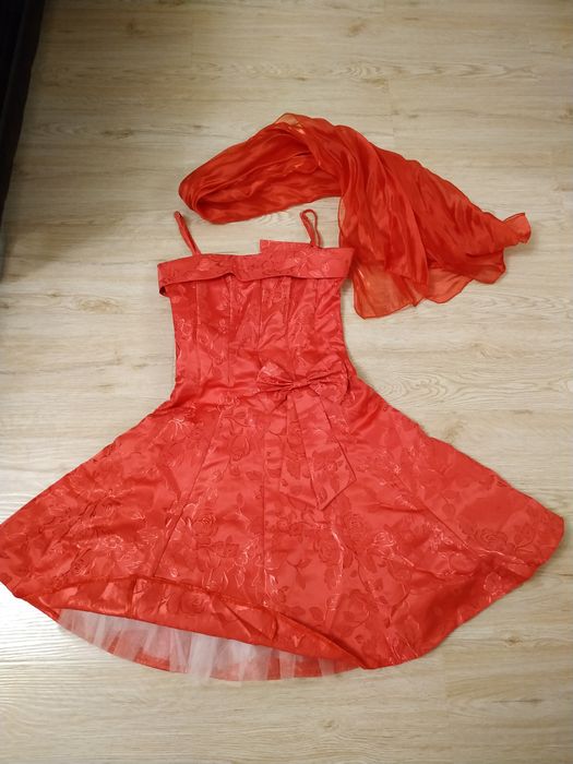 Платье кораллового цвета