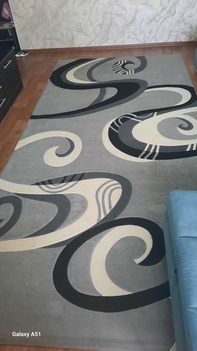 Продам палас 2м на 4м.