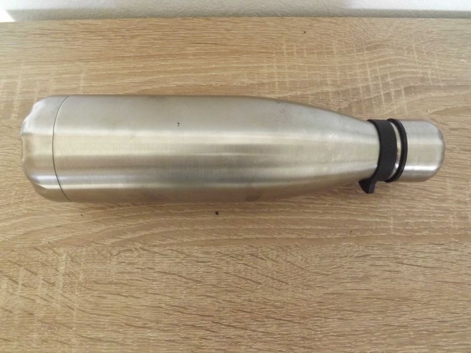 Метален термос и пластмасово шише за туризъм