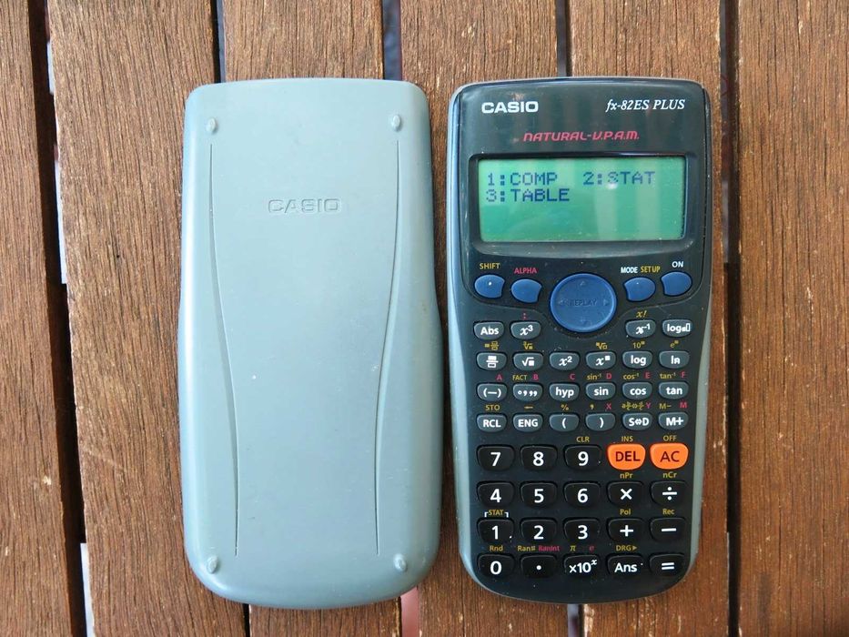 Научен калкулатор Casio fx-82ES PLUS