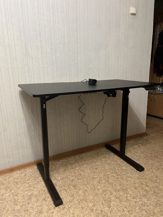 Стол с подьемным механизмом