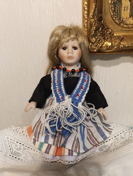 Кукла фарфоровая.