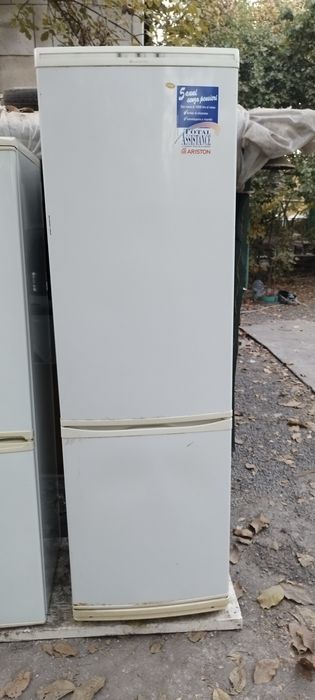 Продается двухкамерный холодильник Аристон двухметровый.