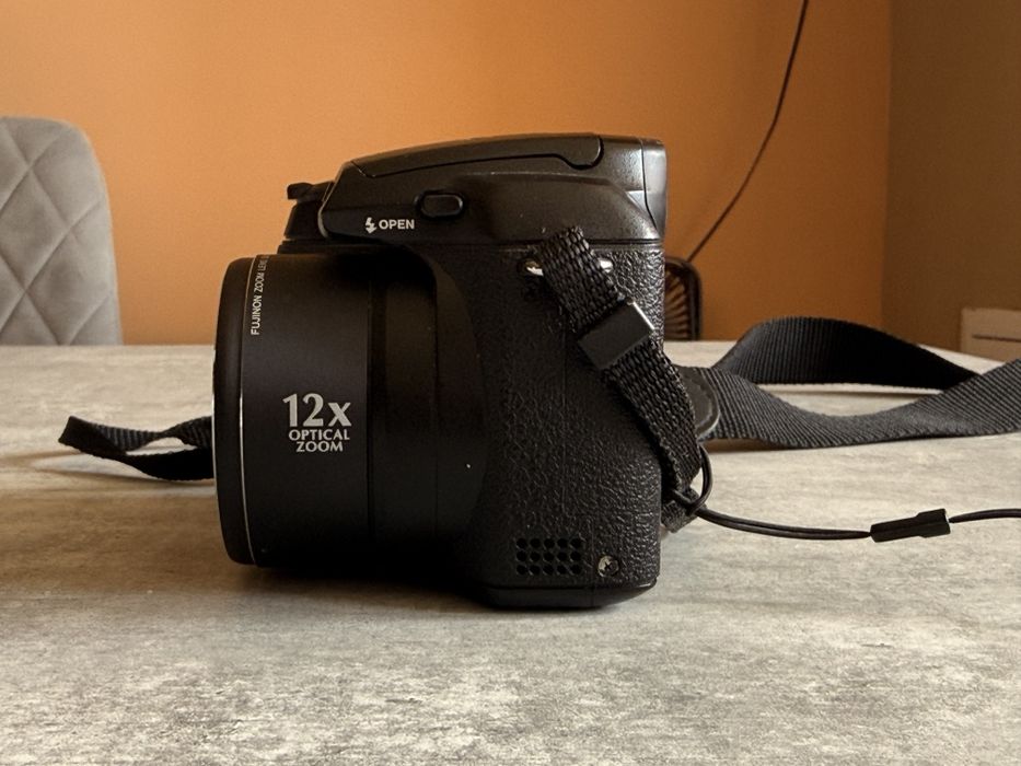 Дигитален фотоапарат Fujifilm FinePix с 12х Оптичен Зуум | Тестван + Карта памет
