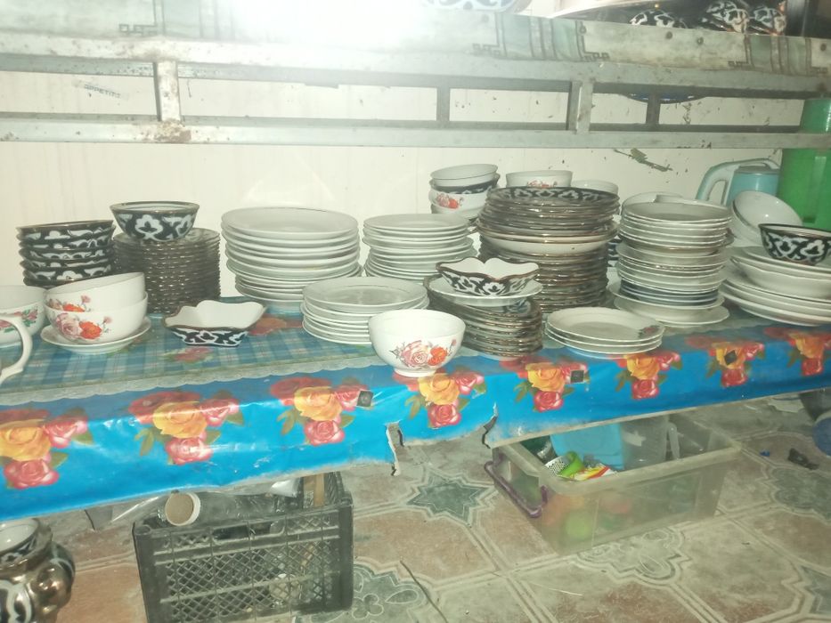 Стол стул,печь,посуда,бочка,хон тахта,умывалка