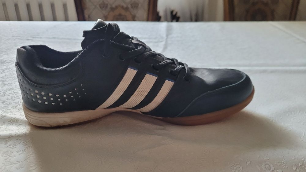 Футбольные кроссовки