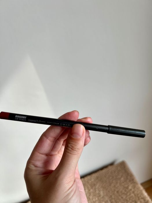 MAC Burgundy Молив за устни Lip Pencil + подарък