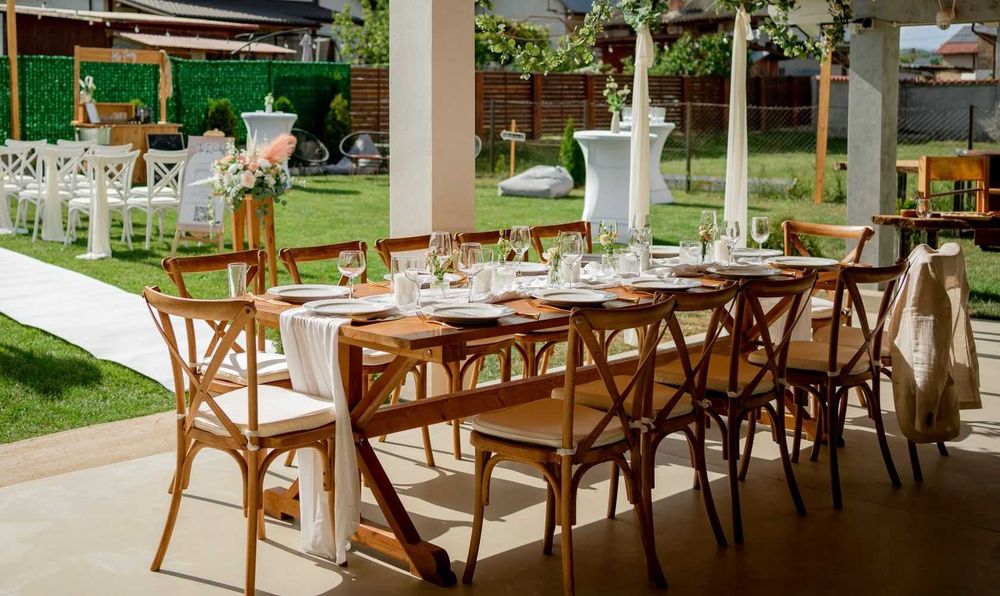 Mobilier rustic pentru evenimente – scaune lemn, mese, veselă premium