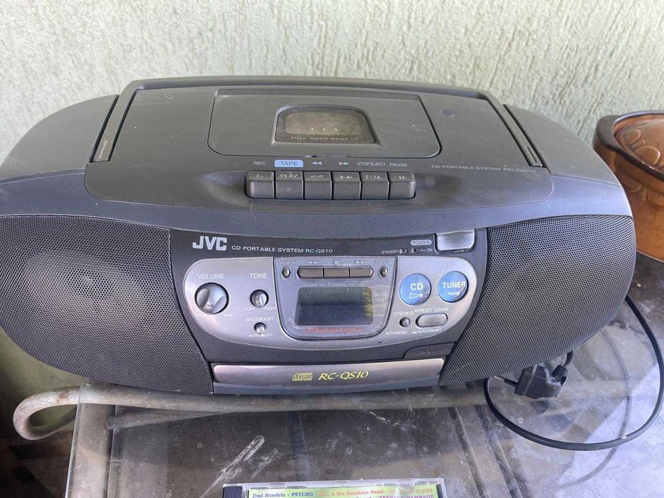 Vând radio JVC RC-QS10BK radio CD casetofon portabil – radio funcțional, numai 100 lei