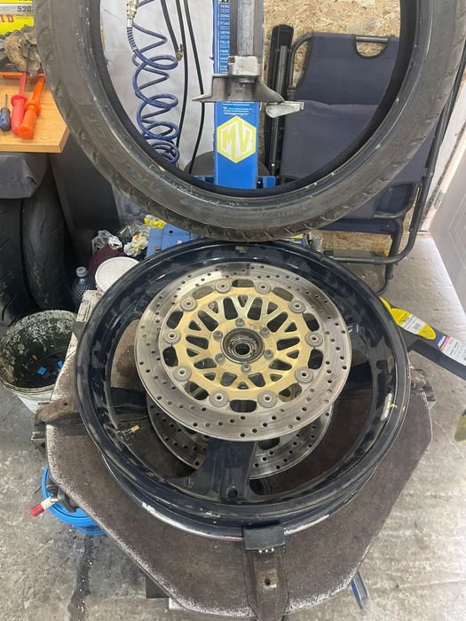 Honda cb400 superfor1994 cafe race. Vand sau schimb cu platforma +€