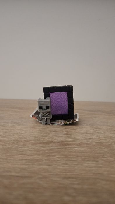 Продаю скелета с порталом ,Kinder joy Minecraft