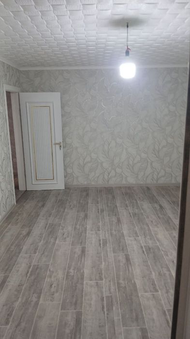 2 х комнатную квартиру. 1/2. Не торец .балкон 2*6. Новый евро ремонт