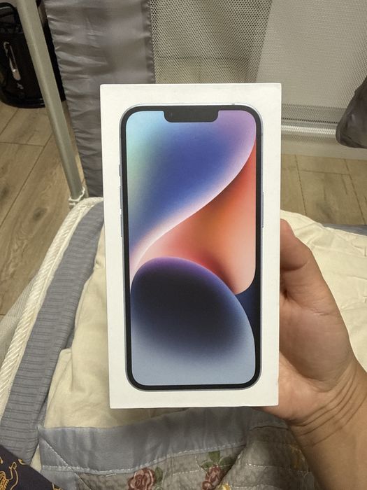 Продаю Iphone 14 в голубом цвете.