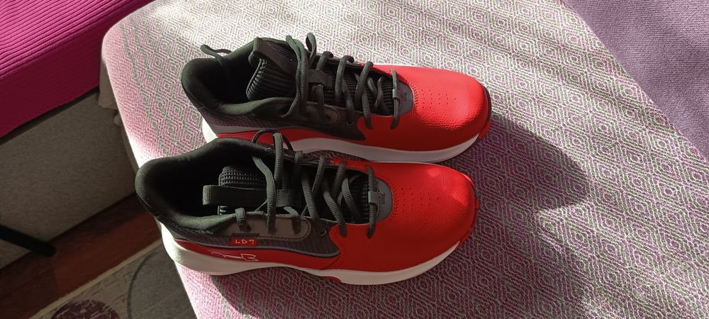 Adidași under armour