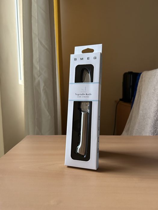 Блок с 6 броя ножа SMEG + подарък 4 броя стек ножа!