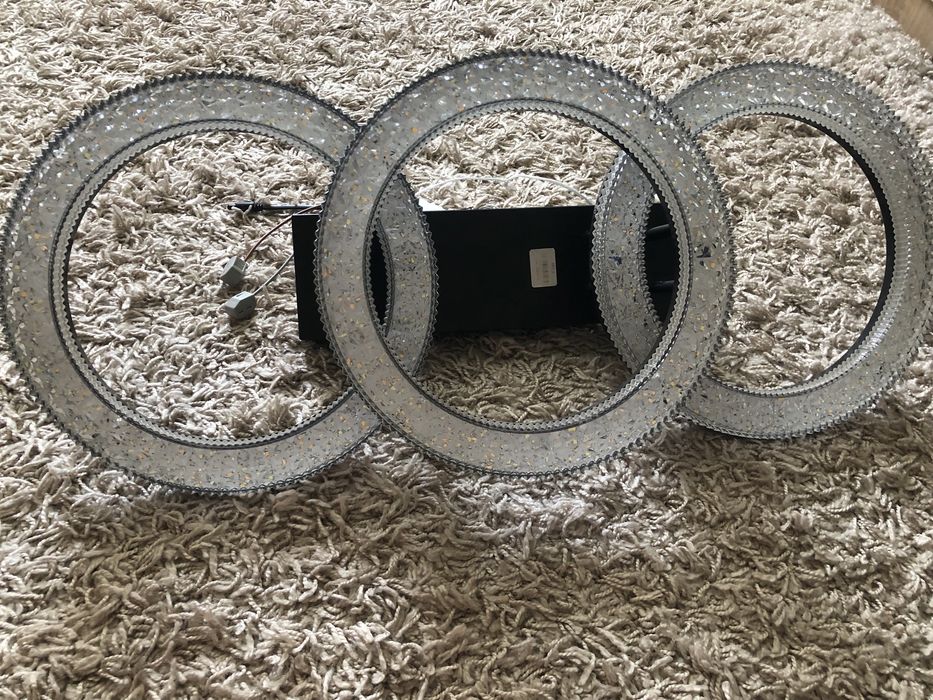 Продам новую люстрю.