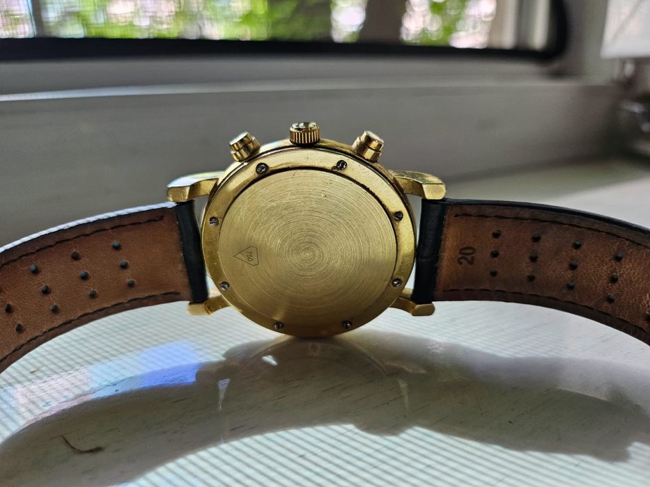 Золотые часы с хронографом