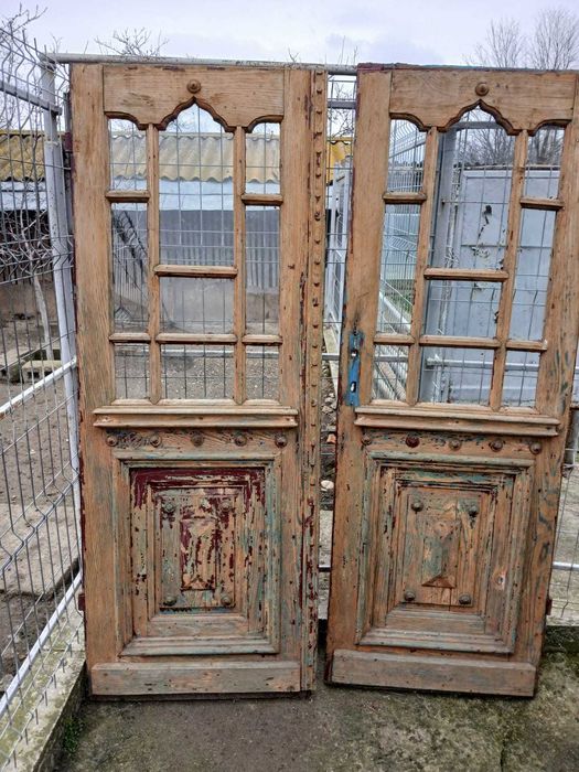 Uși duble vintage din lemn masiv (an 1950) – model deosebit