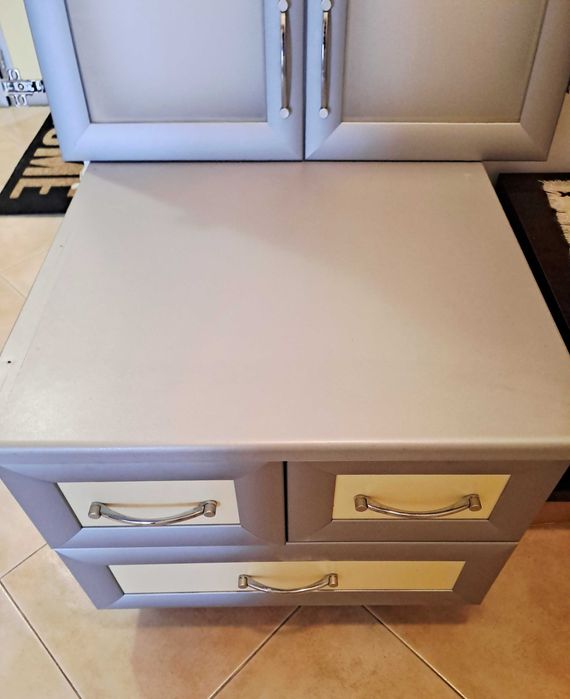 Шкафче + 8 вратички