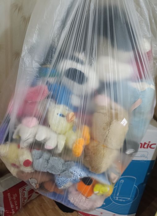 Много плюшени играчки