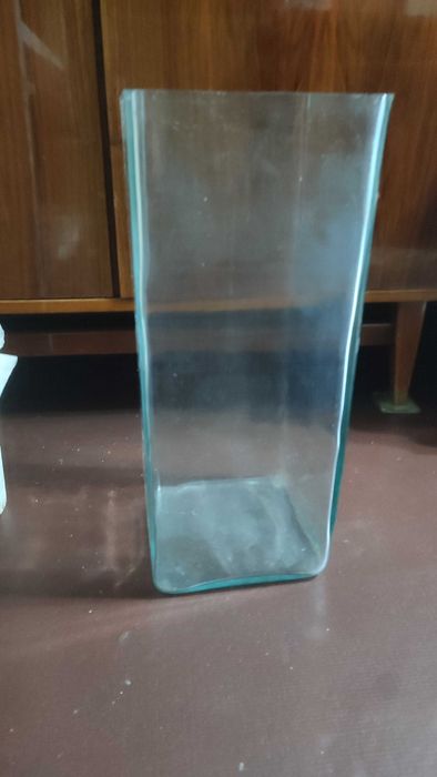 Аквариум- колба, стеклянный, высокий. Цельнолитой.
