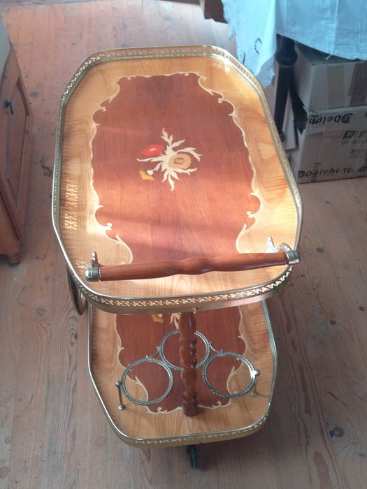 Продавам помощна количка подвижно барче интарзия флорални мотиви