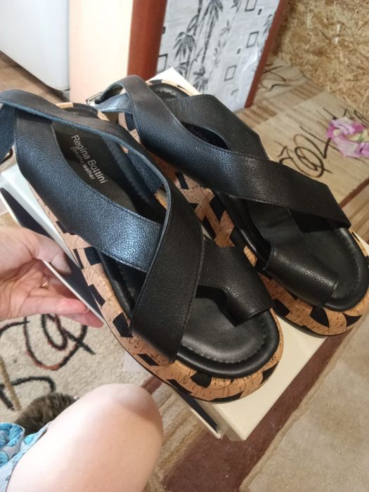 Сандали кожаные новые