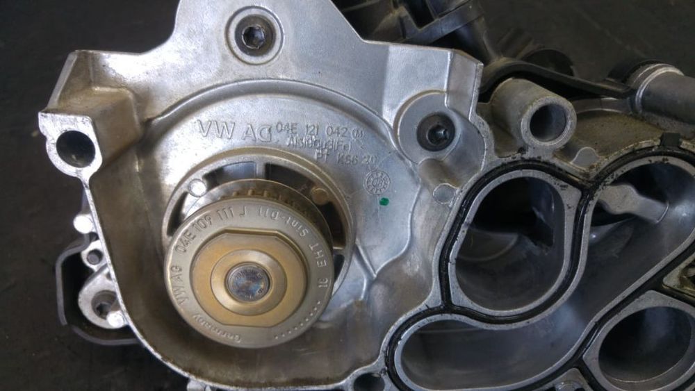 Pompa apa cu corp termostat 1.0 b vw t-roc vw golf 7 skoda octavia 3 audi a3 8v 04e121042m