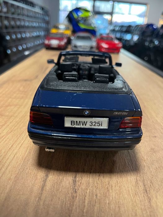 Mетална колекционерска количка модел BMW 325i. 1:18 MAISTO