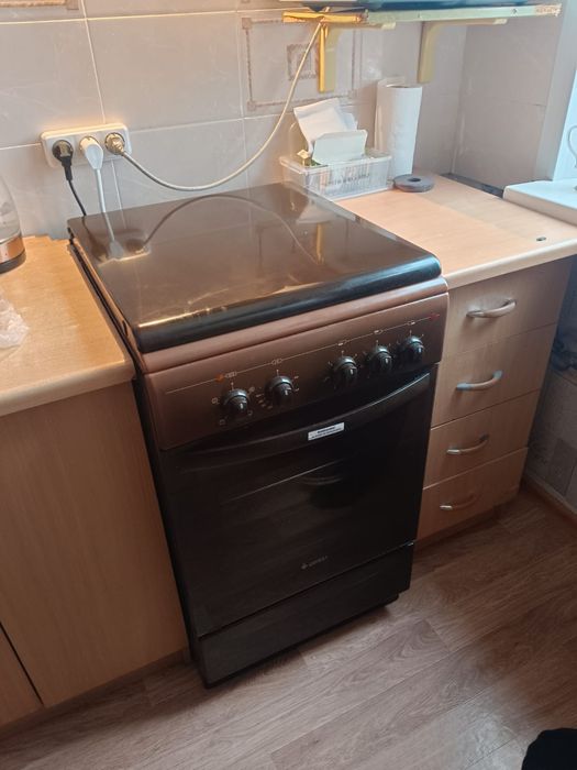 Продаю Эл.Плиту с духовкой.