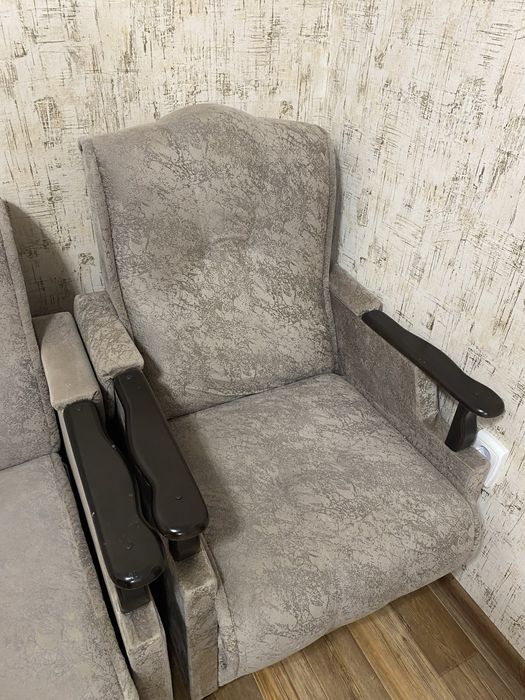 Продам диван и два кресла