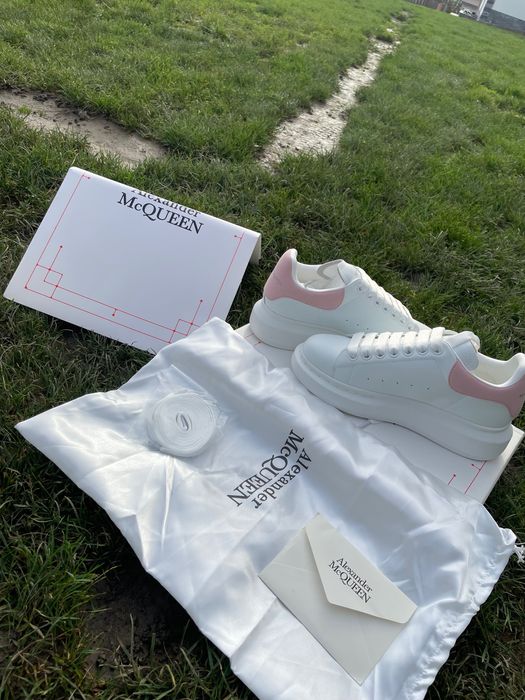 Vând Alexander McQueen