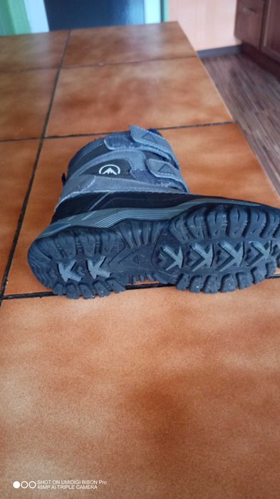 Продавам боти за момче