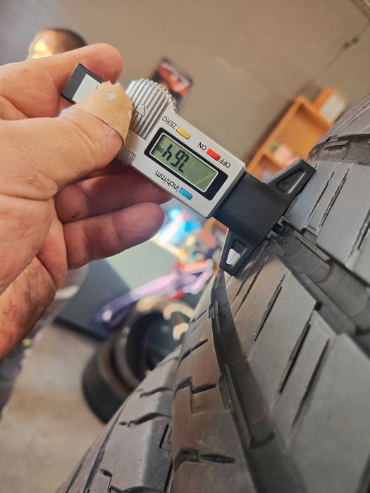 4бр.летни гуми 215/65/16C Continental