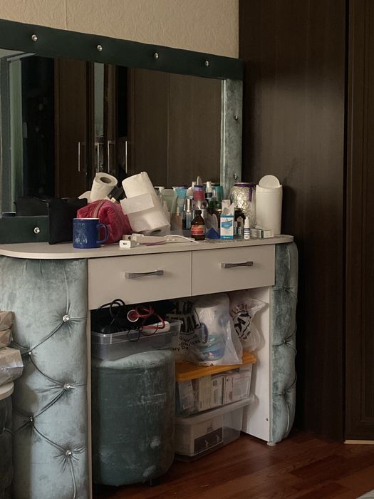 Туалетный столик и 2 тумбы