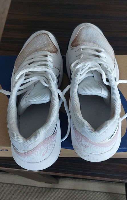 ASICS -incaltaminte pentru sport , in special TENIS