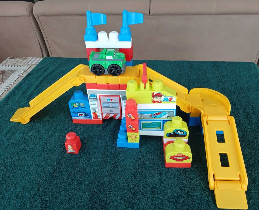 Конструктор Mega Blocks- Race Car Garage