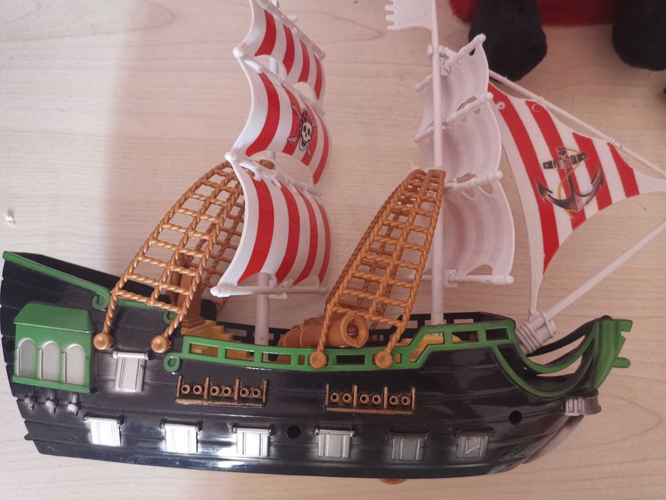 Детска костенурка, кораб, писта