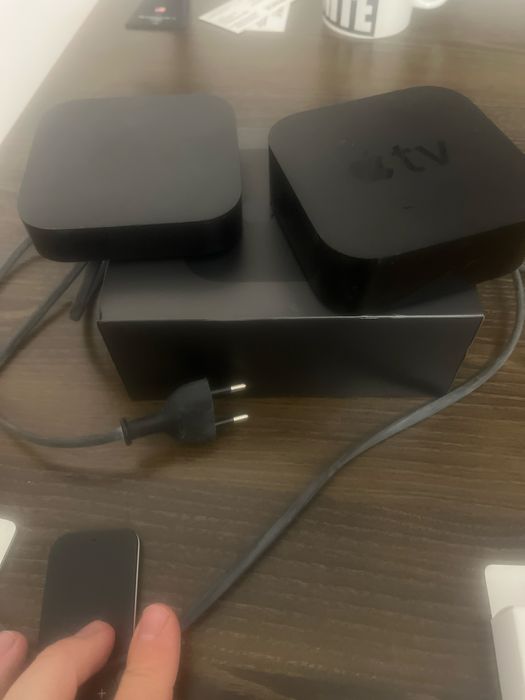 Продавам два медийни плейъра Apple TV – с дистанционни и един кабел