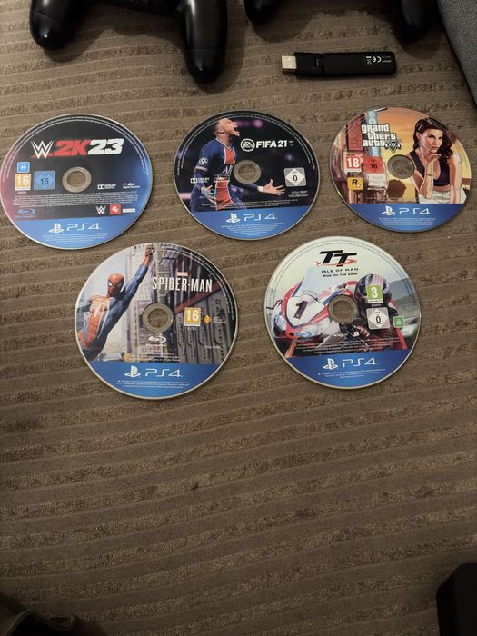 Playstation 4 с игри и 2 контролера